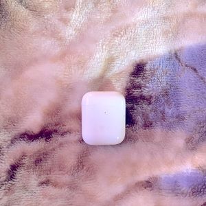 I am selling Air Pods 2nd gen all white (used) twice. But work as new.